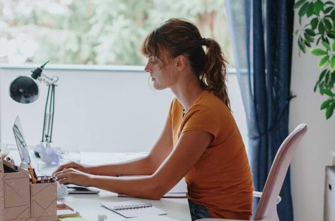 Mujer utilizando su computadora portátil