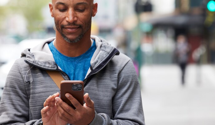 Hombre mirando un teléfono celular